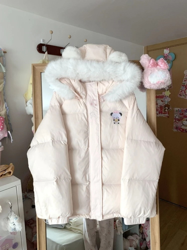 

Новая женская теплая куртка-пуховик 2026 года в японском стиле кавайи, свободного кроя, с капюшоном, меховым воротником и милой вышивкой, в стиле преппи.