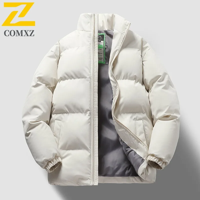 เสื้อแจ็คเก็ตพัฟเฟอร์ผู้ชาย COMXZ 2025 ไซส์ใหญ่ เสื้อโค้ทบุผ้าอุ่น พิมพ์ลายปักหนา บุฉนวนหนา สำหรับฤดูใบไม้ร่วงและฤดูหนาว รุ่นใหม่ล่าสุด