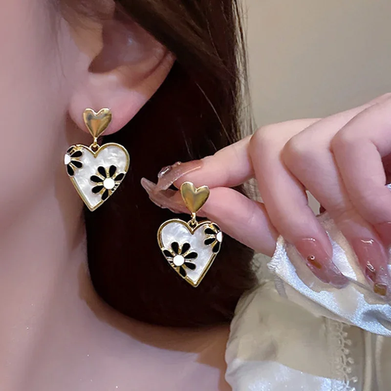 New Fashion Cute Flower Heart Stud Earrings for Women Vintage Rose Daisy Pattern Enamel Earrings Bridal Wedding Jewelry image 5