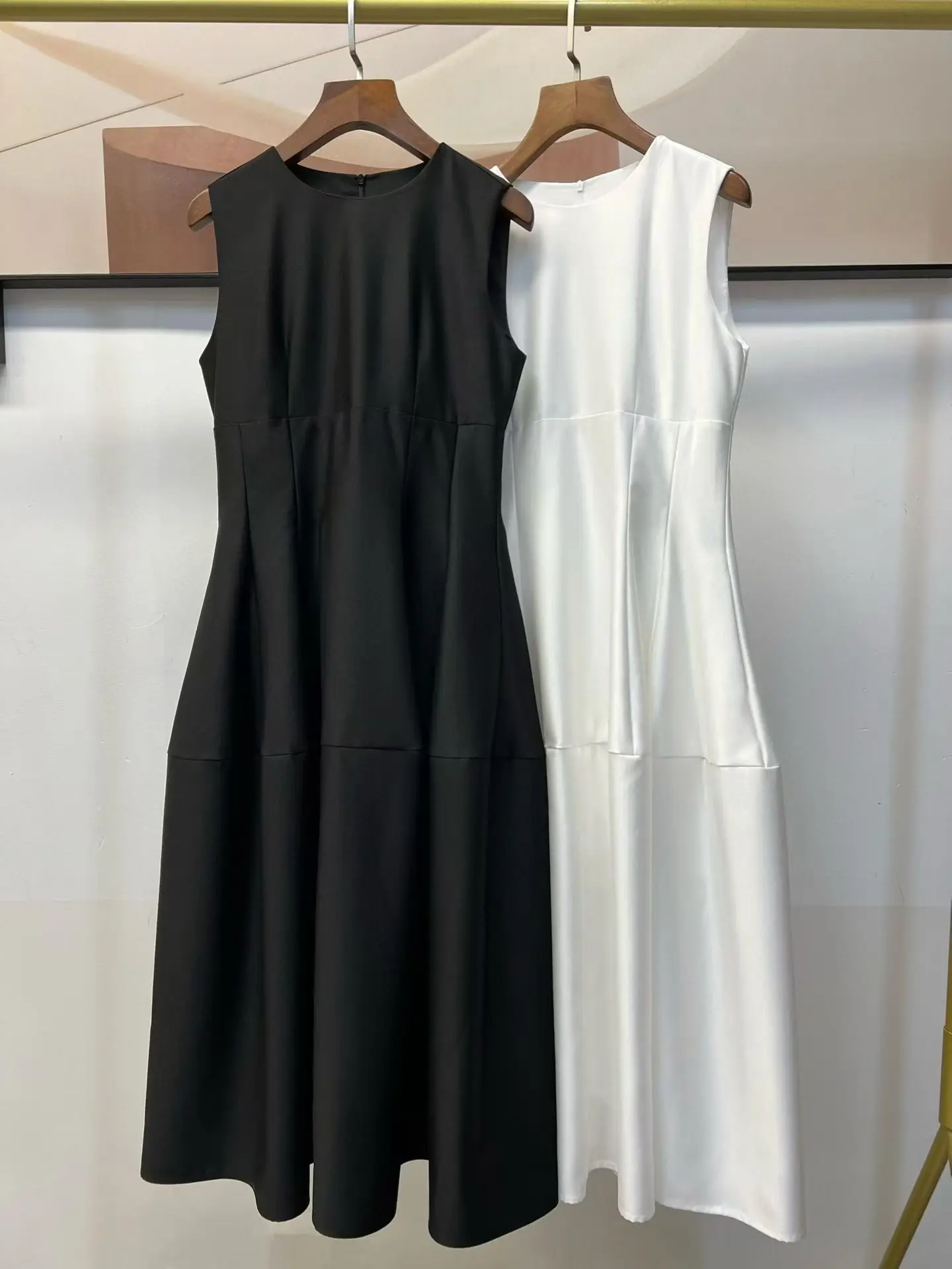 Minimalist Sleeveless Round Neck A-Line Midi Dress Structured Seam Detail Casual Dress