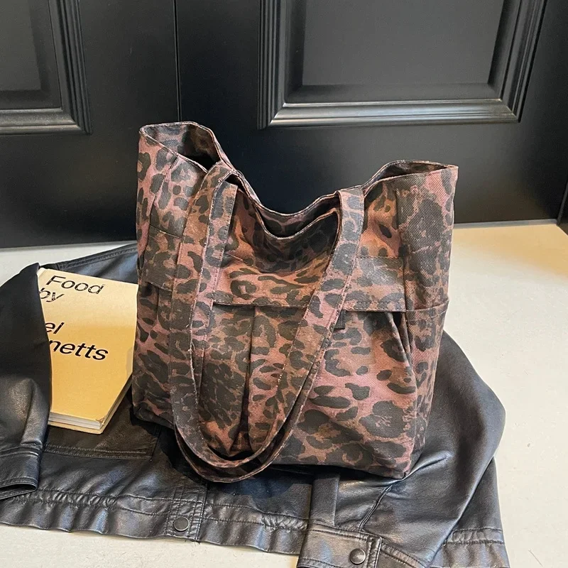 Bolso de lona para mujer, bandolera de hombro informal con estampado de leopardo, gran capacidad, versión coreana de estilo extranjero, novedad de 2024