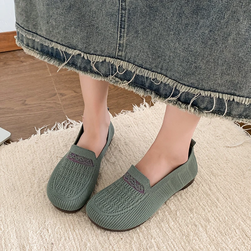

2025 NEW Flat Bottom Cloth Shoes Spring Season Breathable Mesh Lightweight Slip-On Hollow out Design Comfortable Shoes
