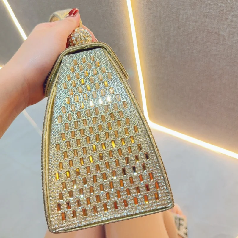 2025 bolsos de noche de lujo triangulares con diamantes brillantes con incrustaciones de diamantes de imitación bolso de mano elegante de alta calidad para fiesta de boda