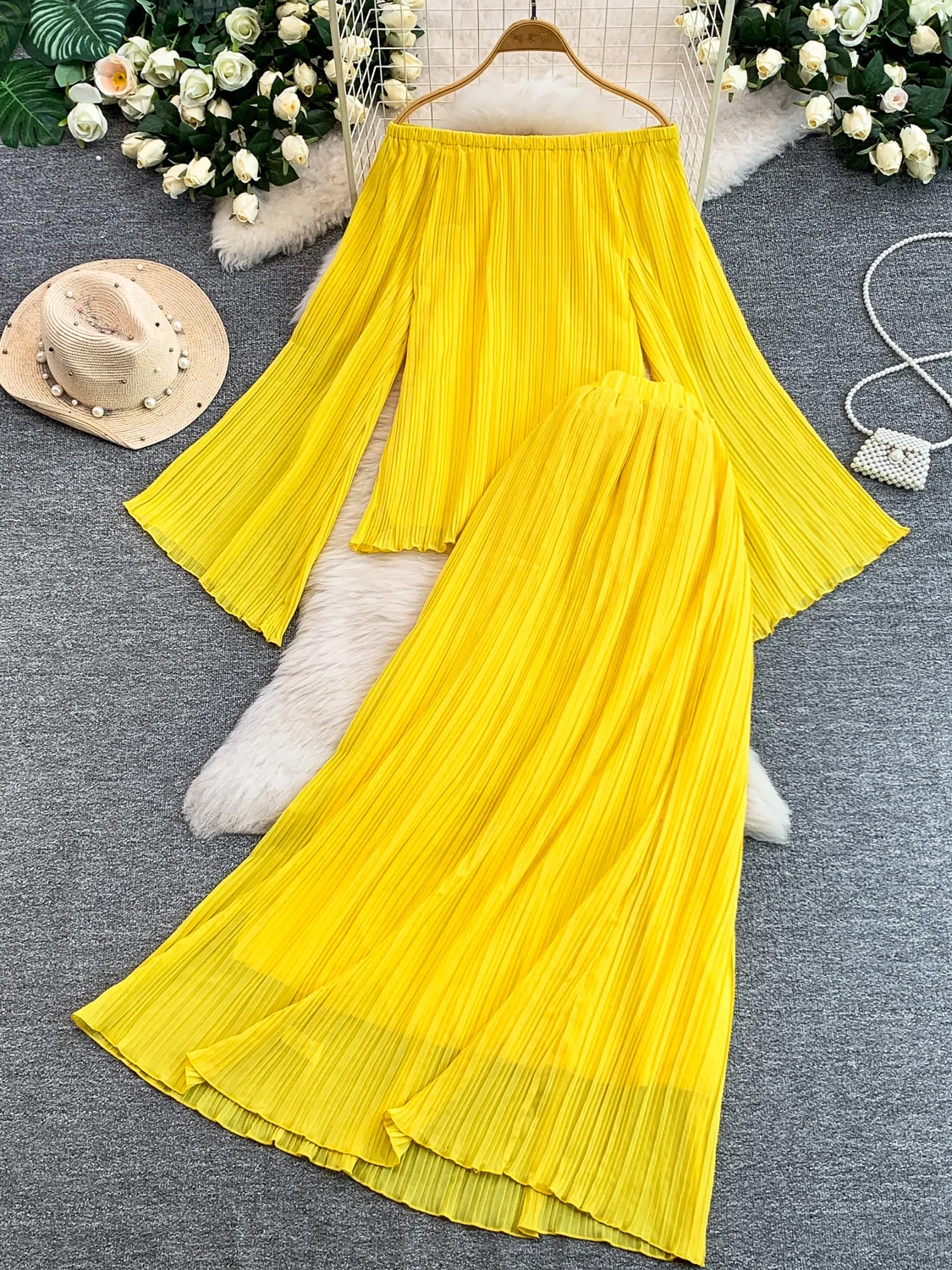 

Elegant One-Shoulder Pleated Skirt And Top Set with Bell Sleeves And Clavicle-Enhancing Design Summer Fashion for Young Women