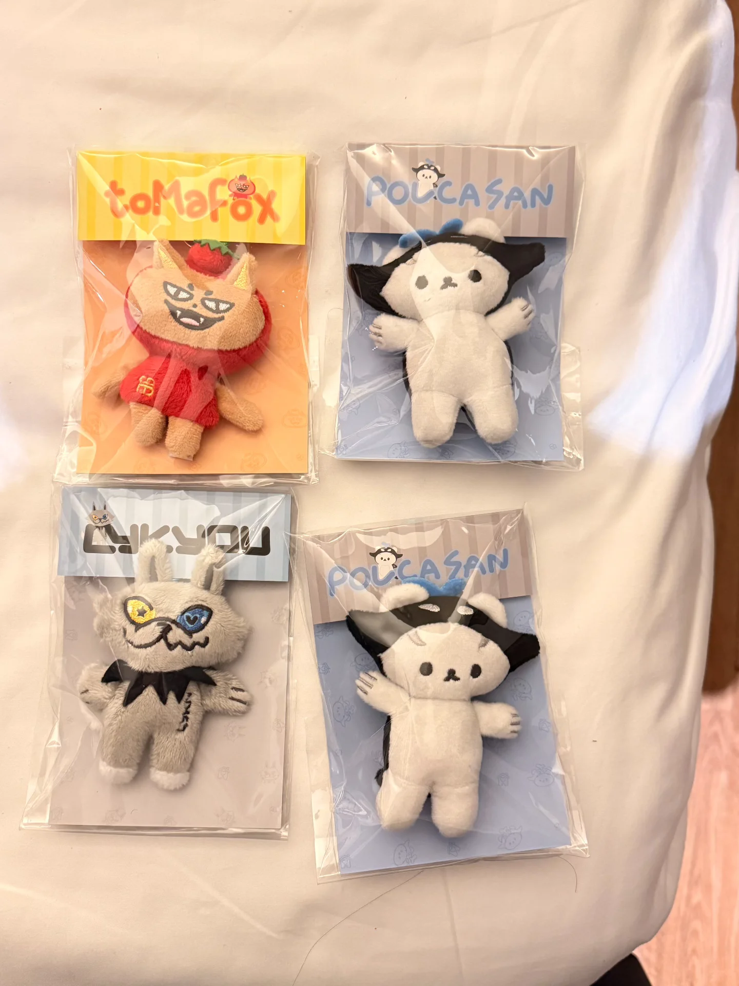 2025-nuevo-gmmtv-reunion-deportiva-estrella-tailandesa-taynuevo-azul-dark-kiss-polcasan-mini-llavero