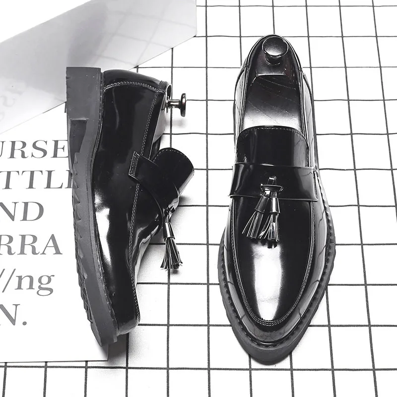 Wedding Shoes Men Formal Patent Leather Italian Shoes Men Classic Loafers Coiffeur Designer Shoes Men Office Sepatu Slip On Pria