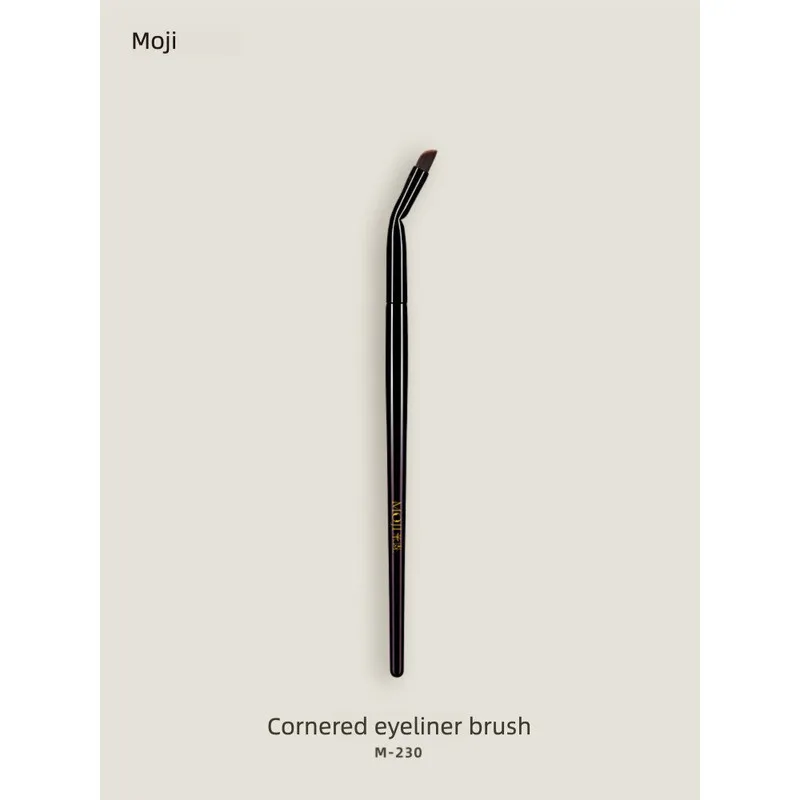 Pennello per eyeliner angolare Moji M230, un pennello per trucco estremamente fine dalla palpebra all'interno. È il pennello per il trucco di un principiante