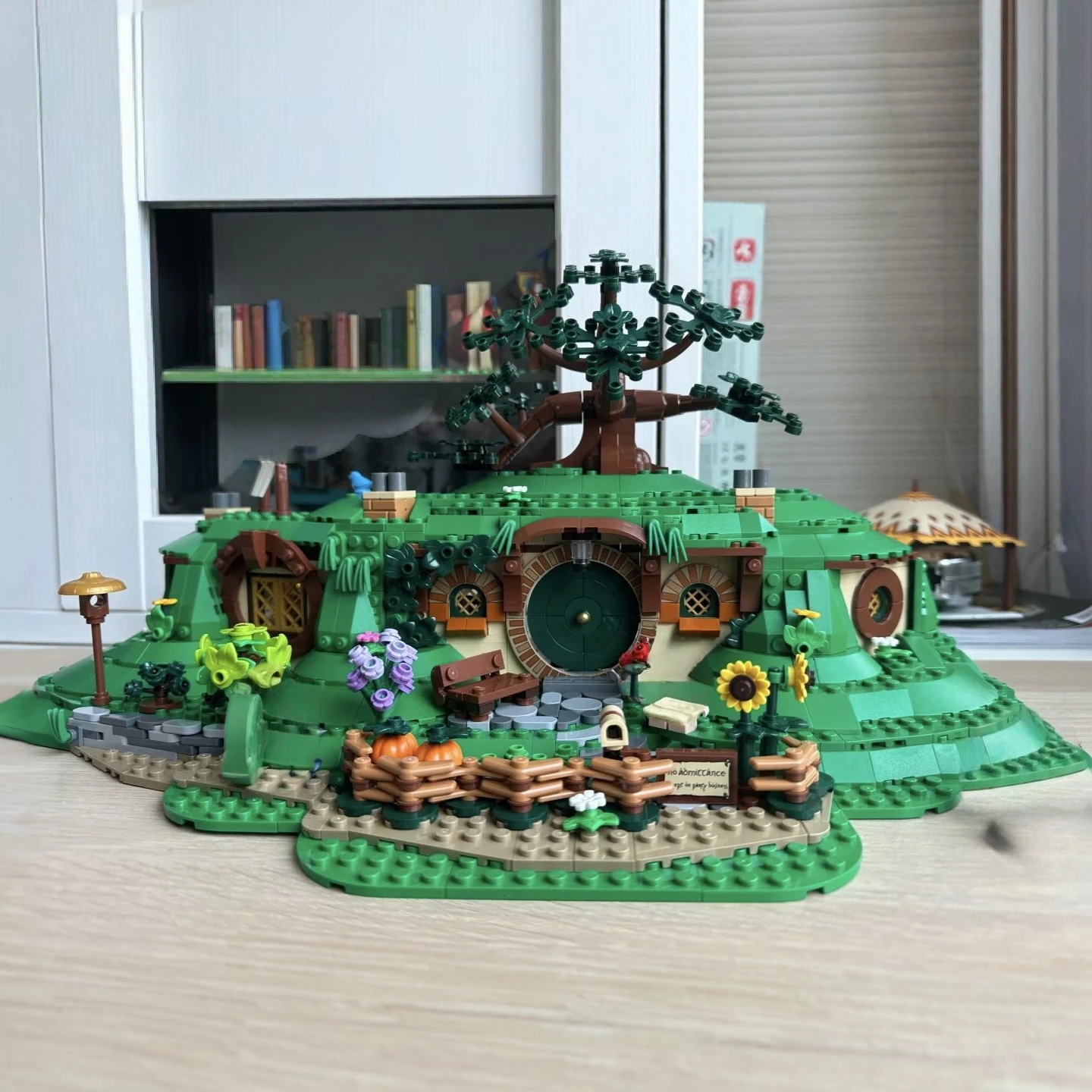 2017 قطعة لعبة ساخنة الأرض الوسطى سيد الخواتم The Shire 10354 الهوبيت كهف بنة نموذج للطفل هدايا عيد الميلاد عيد الميلاد