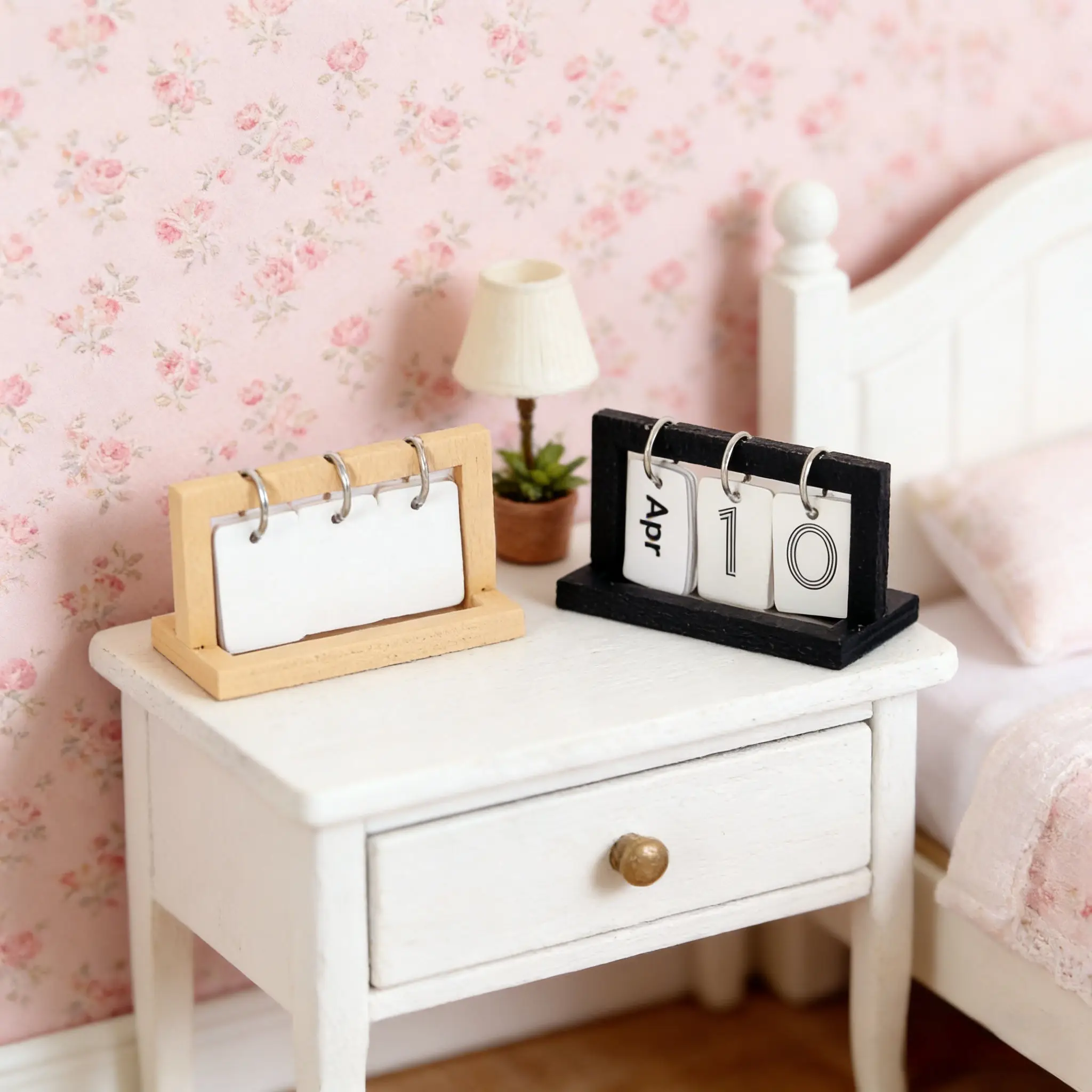 8pcsDollhouse 미니어처 플립 캘린더 - 1:12 스케일 OB11 블라이스 인형 액세서리 창의적인 방 모델 침실 거실 장식 선물