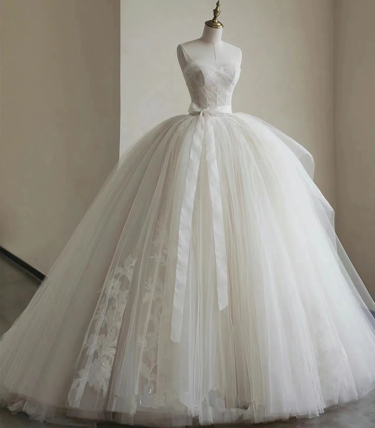 Robe de Mariée Sans Bretelles, Légère et Rêveuse, Vêtement pour Patients Français