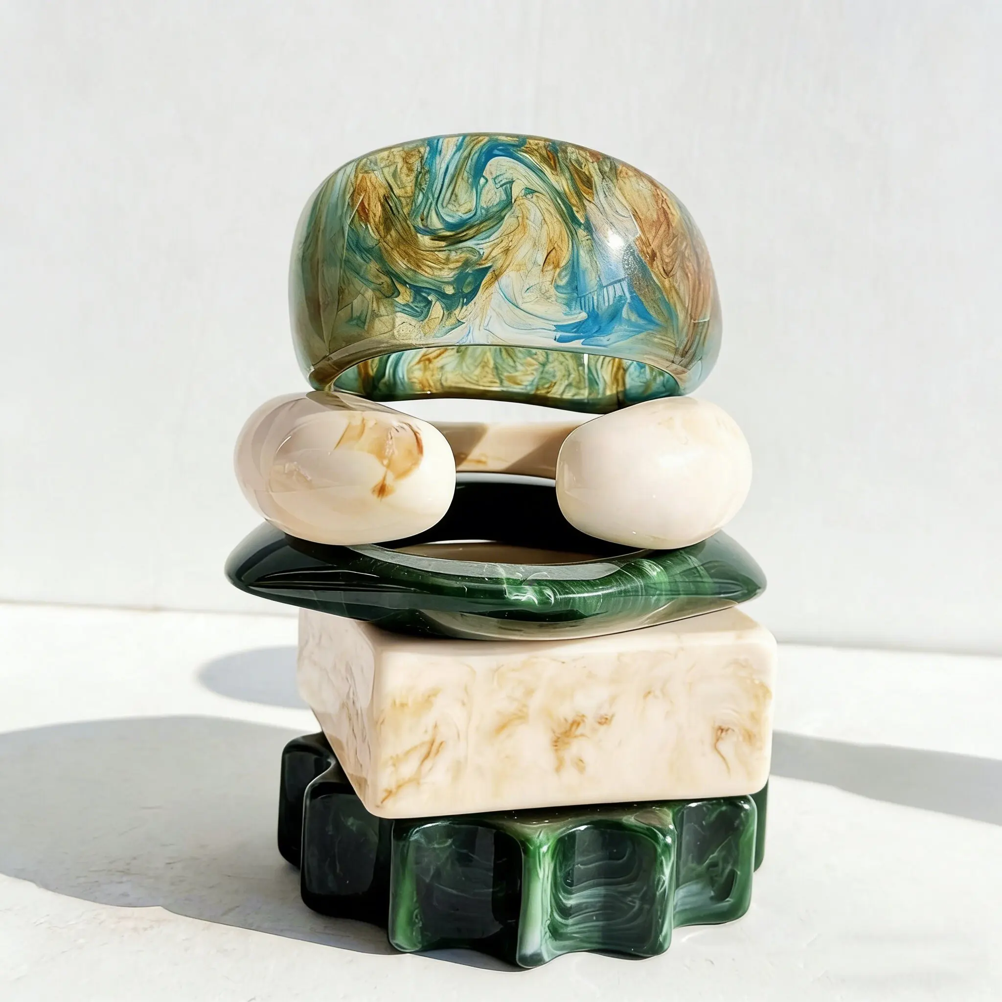 Brazalete Ancho Irregular de Resina en Verde Oscuro Vintage y Beige Ombré – Nuevo Diseño Moderno con Formas Geométricas Cuadradas y de Lágrima