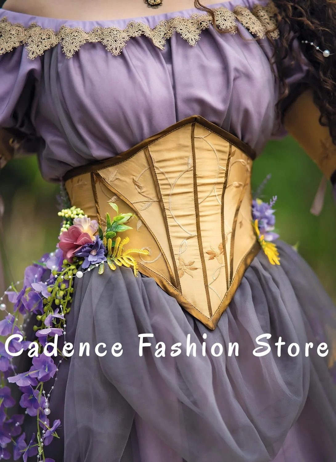 Maßgeschneidertes lavendelfarbenes lila Blumen-Feen-Abschlussballkleid, viktorianisches Kartenschulter-Langarm-Taillenkorsett, A-Linie, Applikation, plissiert, sogar