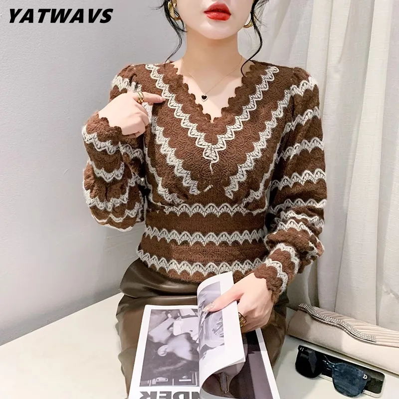 

Women Fashion V-neck Contrasting T-shirt Spring Design Lace Patchwork Long Sleeved Top Female Street Pullover Clothing