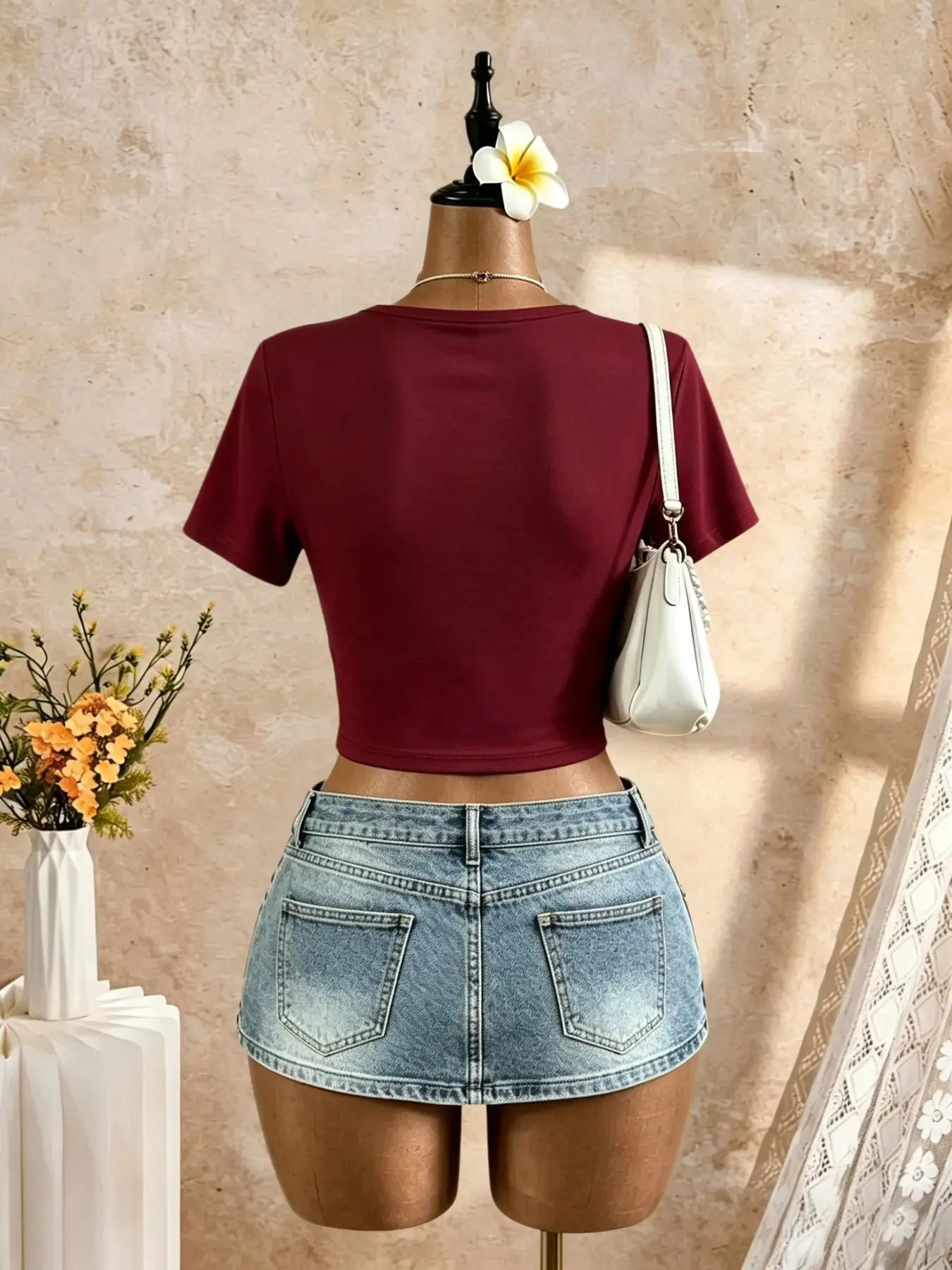 Damen-Crop-Top mit tiefem V-Ausschnitt, kurzen Ärmeln, drapiertem Wasserfallausschnitt, überkreuztem Wickeldesign, eng anliegend, dehnbar, lässig für Ausgehzwecke. – Detail 2
