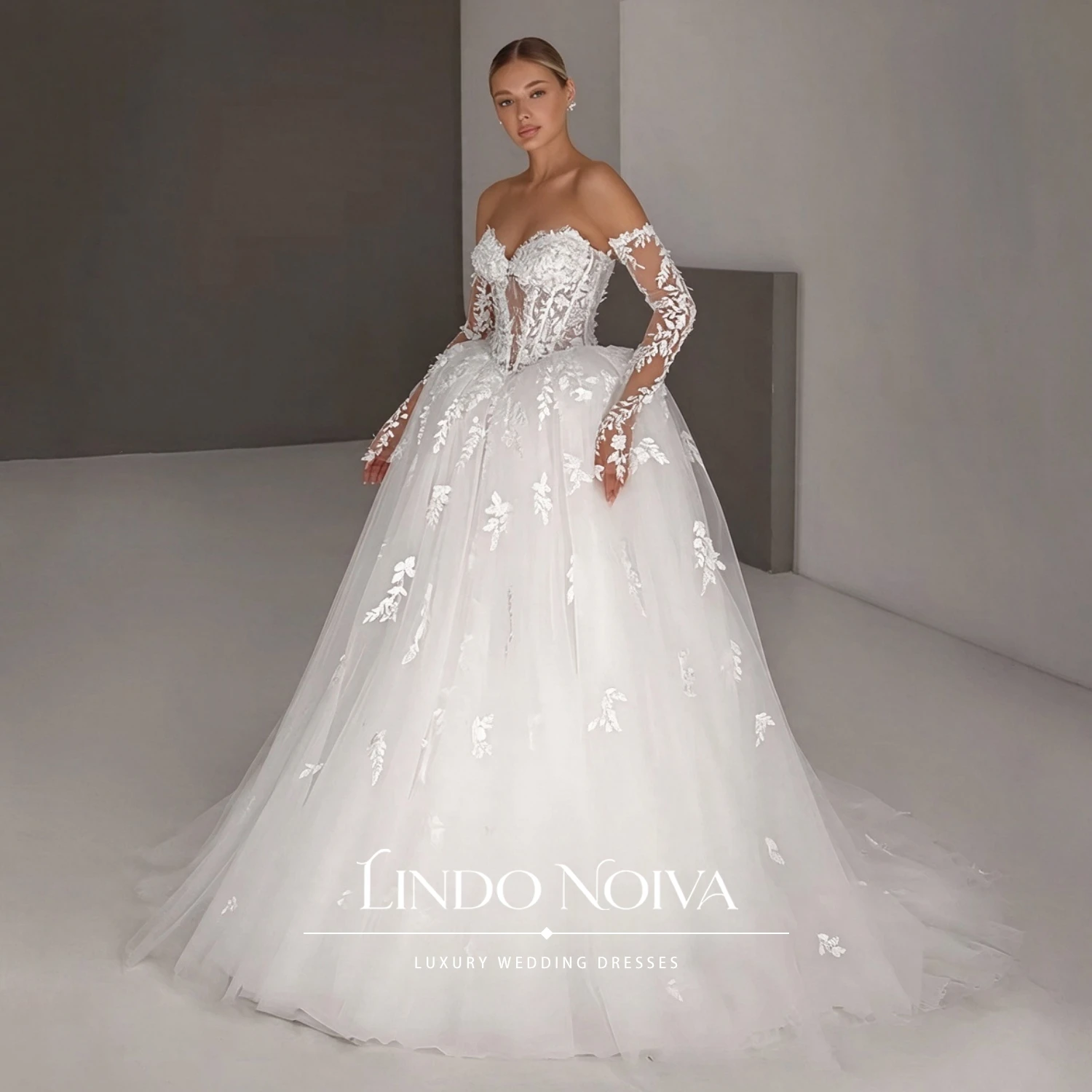 LINDO NOIVA Custom Strapless Lace Wedding Dress Detachable Long Sleeves A Line Tulle Ball Gown 3D Floral Appliques Bridal Gown