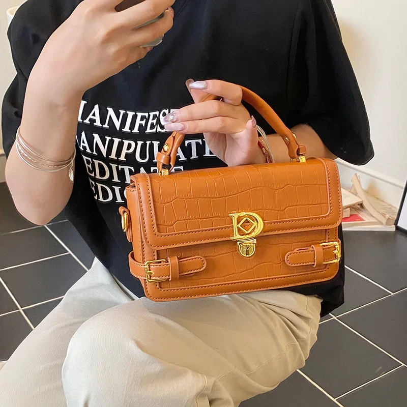 

Минималистичная квадратная сумка 2025 года, трендовая женская сумка через плечо, шикарная сумка через плечо и универсальный ручной клатч