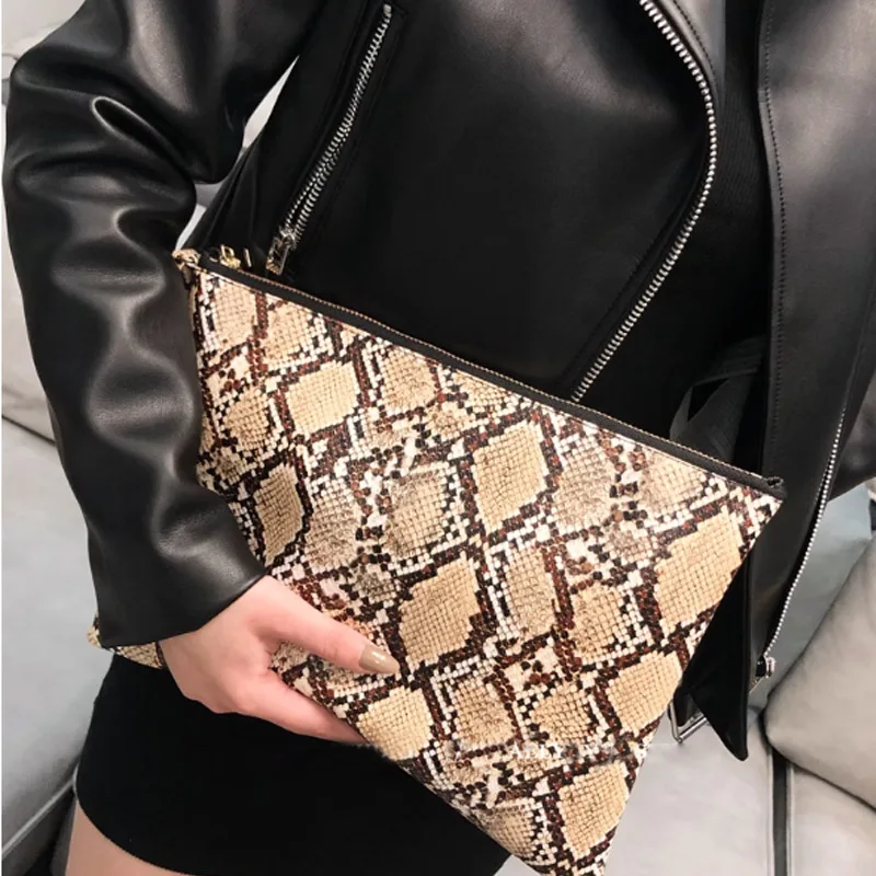 

NEW Designer Snake Pattern Rolled Edge Clutch Bag Women Handbag Retro Casual Makeup Bag Women Envelope Bag