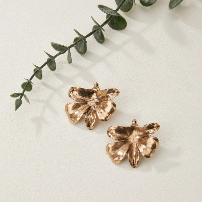 

Gold-Plated Zinc Alloy Flower Earrings Elegant Metal Waterproof Jewelry for Women Simple Design Style for Party Plant Pattern