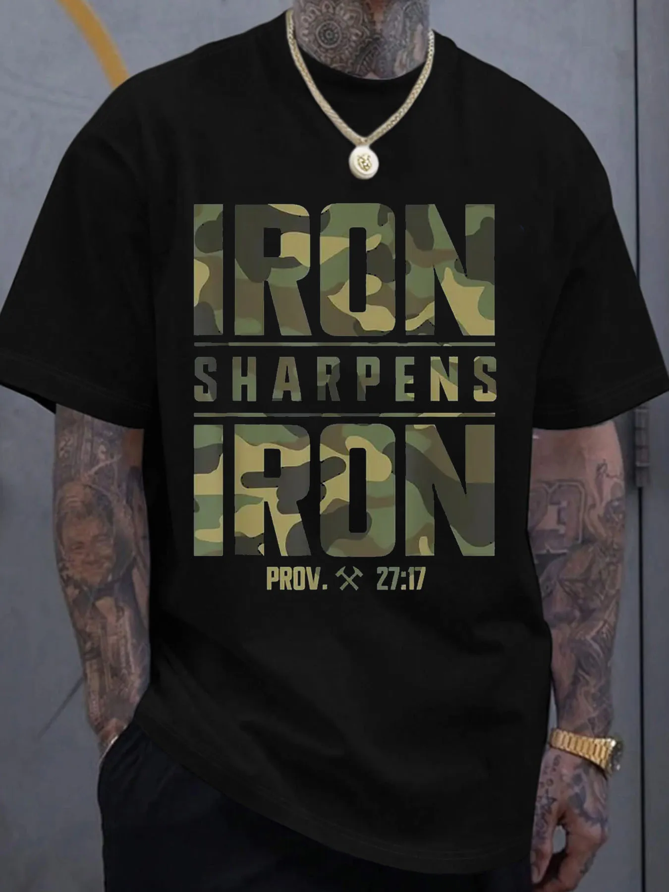 CMBT メンズ オーバーサイズ コットン 100% グラフィック T シャツ - 「IRON SHARPENS IRON」& 聖書詩篇 27:17 聖書デザイン