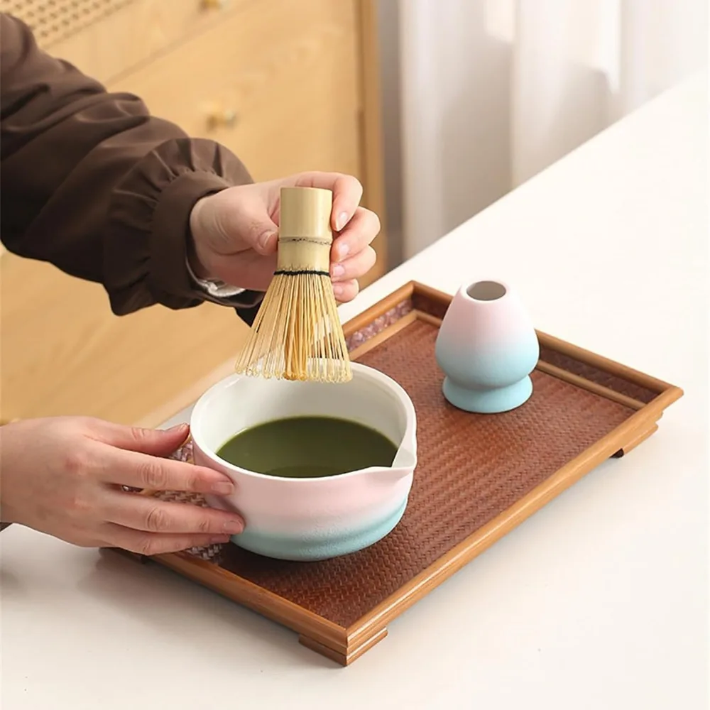 Set di strumenti per la preparazione del matcha, comprensivo di ciotola, frusta, cucchiaio, supporto, portacucchiaio e asciugamano. La frusta è realizzata a mano con bambù naturale e riciclabile e