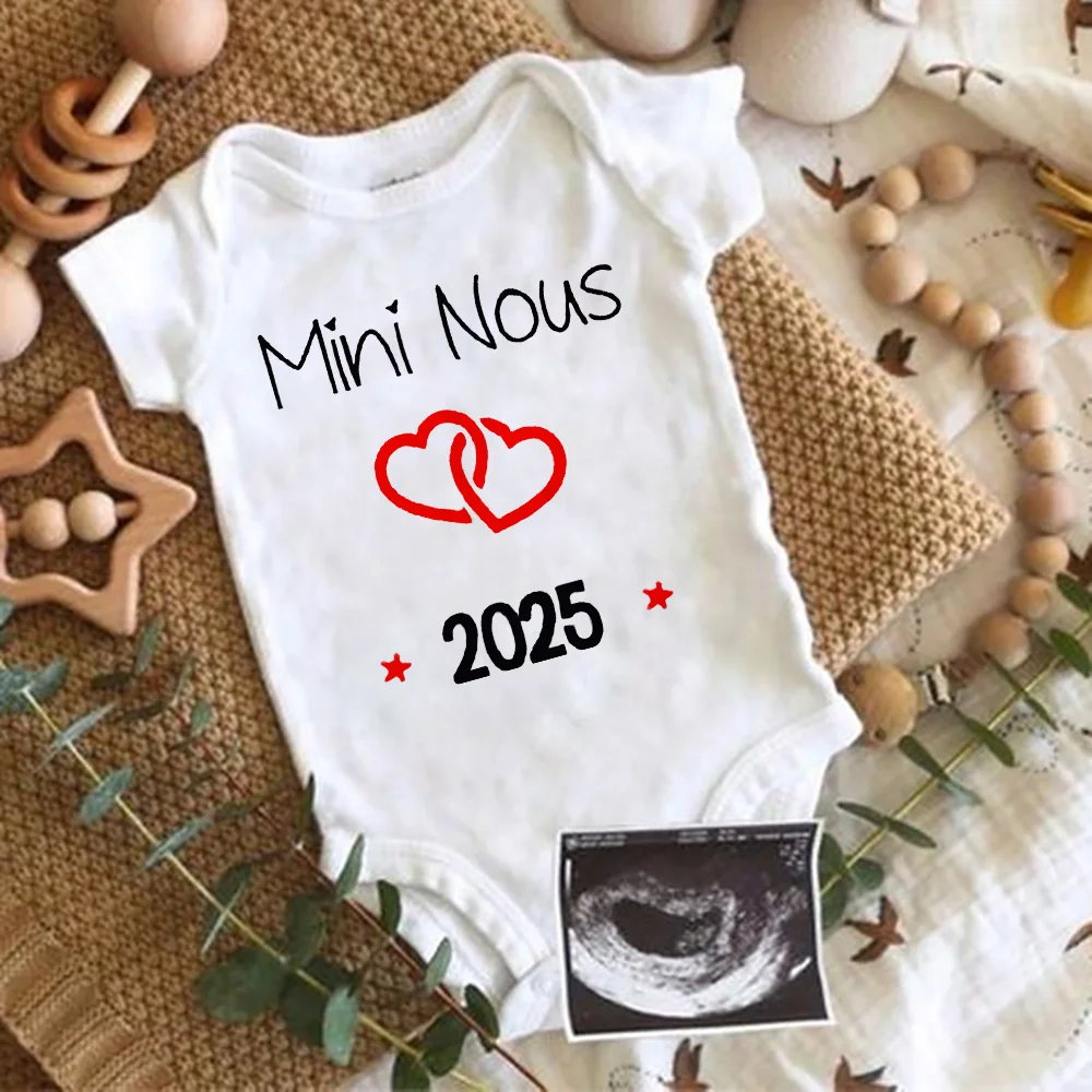 Mini Nous 2025 Print Body niemowlęce Ogłoszenie ciąży Strój noworodka Romper z krótkim rękawem Kombinezon dla malucha Prezent na baby shower