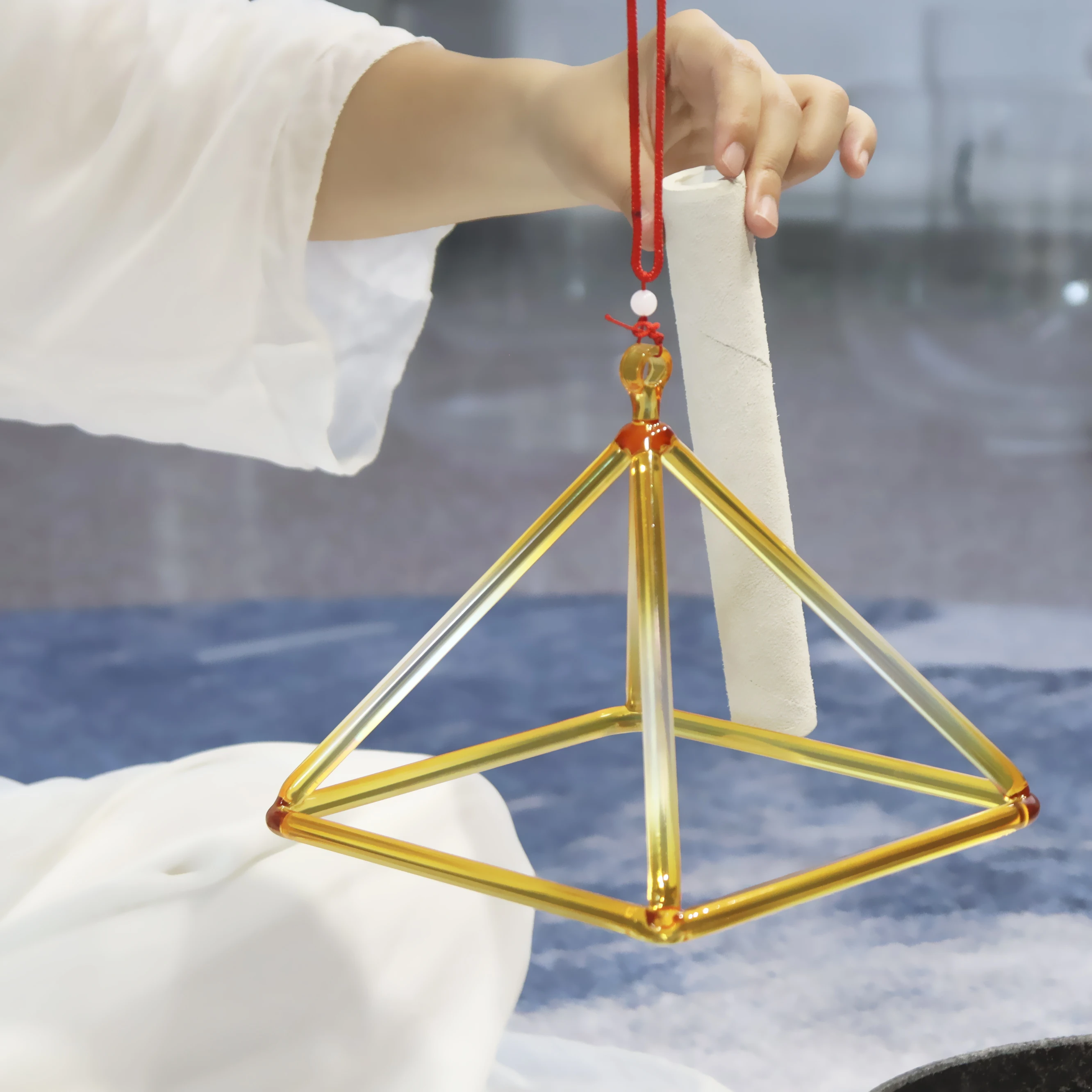 

Пирамида из цветного радужного кварца ZHQH для звукотерапии и медитации с бесплатным молоточком, 432 Гц/440 Гц, инструменты для звукового исцеления