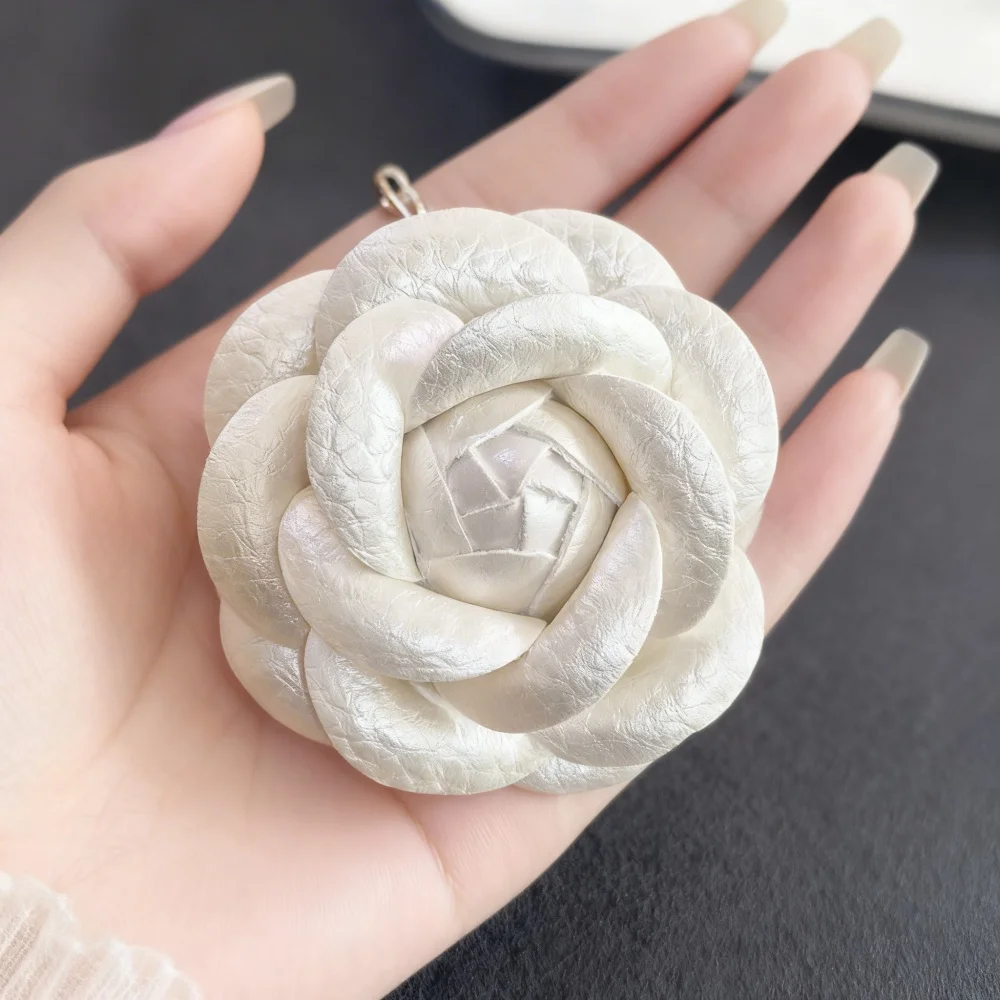 韓国ビッグ手作り革椿の花のブローチピン女性のためのジュエリー結婚式のブローチ服アクセサリー女の子のギフト 1