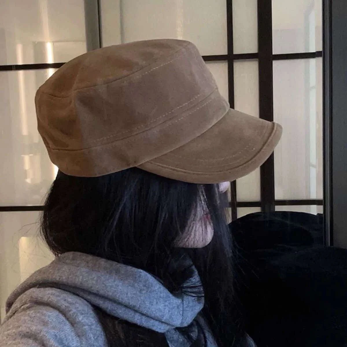 Retro flat topped duckbill hat versatile and eye-catching small equestrian hat for men and women