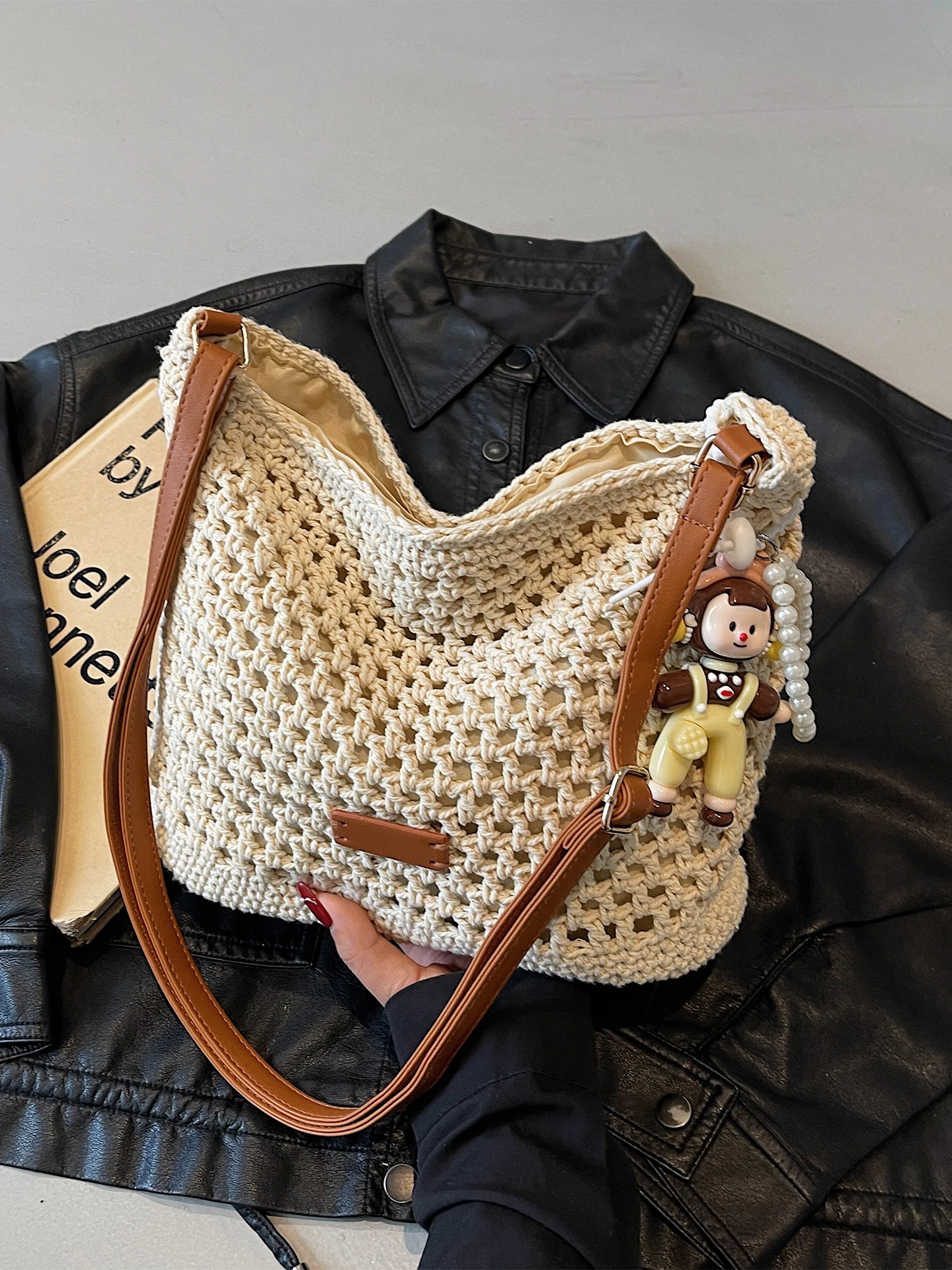 

Handwoven Lazy Style Women's Shoulder Bag Large Capacity Slant Cross Bucket Bag Fashionable New 2026 Soft Neutral Modern Bag