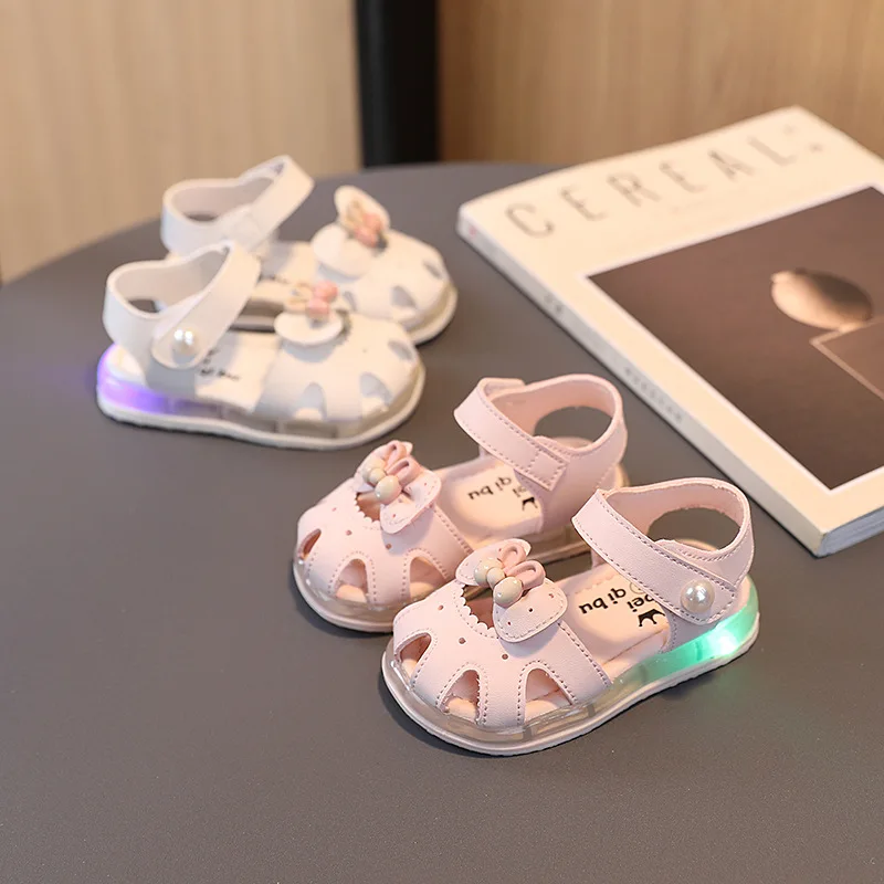 

LED Light Baby Girl Shoes Closed Toe Newborn Sandals Hollow Out Breathable Infant Princess Shoes Glowing Sole Kids Flat Sandals