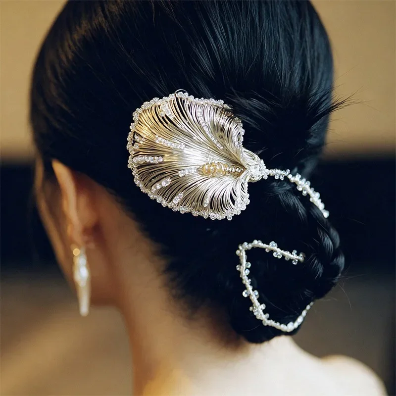 2026 new new Chinese hair accessories bride high sense wire flower headdress cool wind wedding dress accessories atmosphere