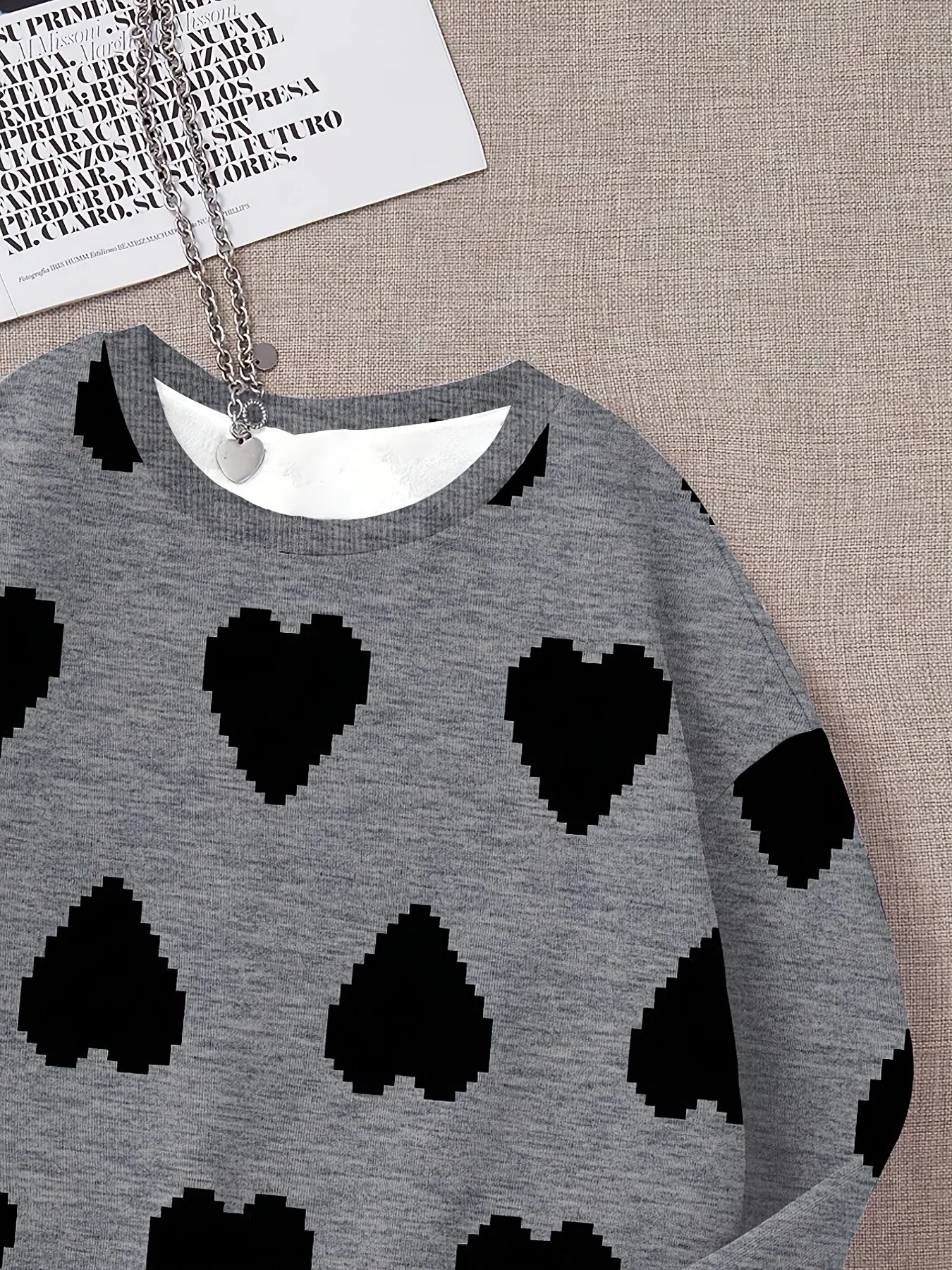 Locker geschnittenes Sweatshirt für Teenager-Mädchen mit Rundhalsausschnitt, Pixel-Schwarz-Herz-Motiv, lange Ärmel, weiches, lässiges Oberteil für den Alltag und für besondere Anlässe. – Detail 6