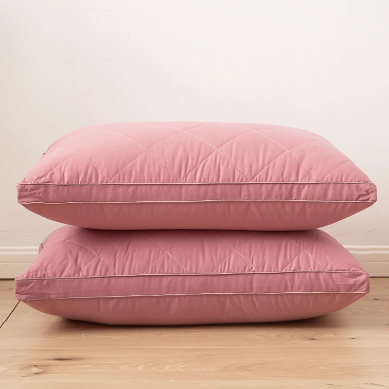 

Бархатная мягкая подушка с перьями защищает шейный позвоночник и помогает уснуть на одной голове