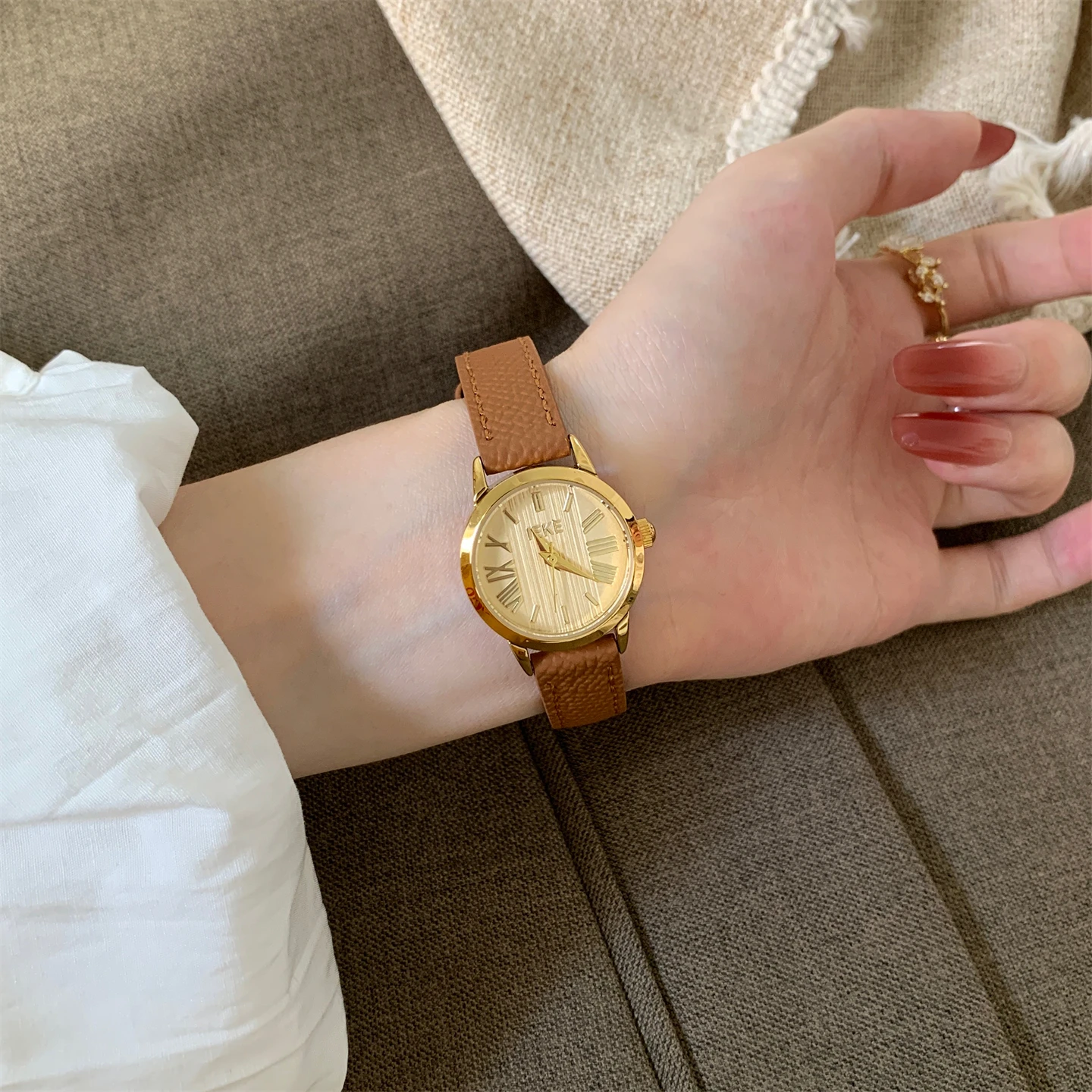 

Vintage college style new simple temperament round Roman watch women ins niche fashion quartz watch