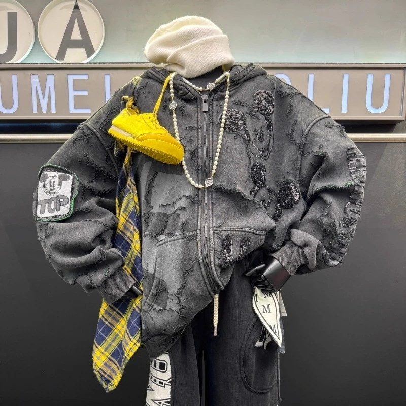 เสื้อแจ็คเก็ตมีฮู้ดลายการ์ตูนประดับลูกปัดสไตล์อินดัสเทรียลหนัก รุ่นใหม่ประจำฤดูหนาวปี 2025 สำหรับผู้หญิง ทรงหลวม แฟชั่น ผ้าฟลีซ แขนยาว ซิป