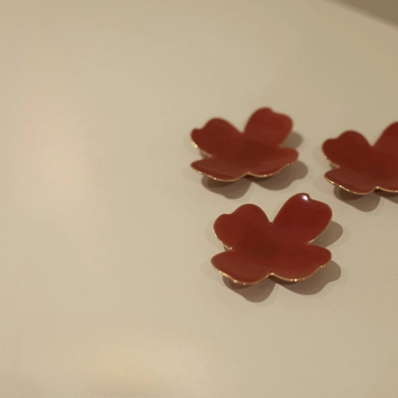 

Retro Elegant and Exquisite Red Four-leaf Cup Holder Coaster From The Forbidden City, A Red Gilded Ceramic Tea Set and Tea Cup