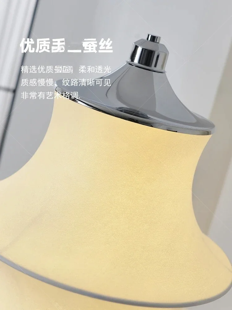 

Напольный светильник в стиле французского ретро, кремового цвета, для гостиной, спальни, прикроватный, вертикальный, настольный светильник в японском стиле ваби-саби, с эффектом песка и шелковой атмосферы.