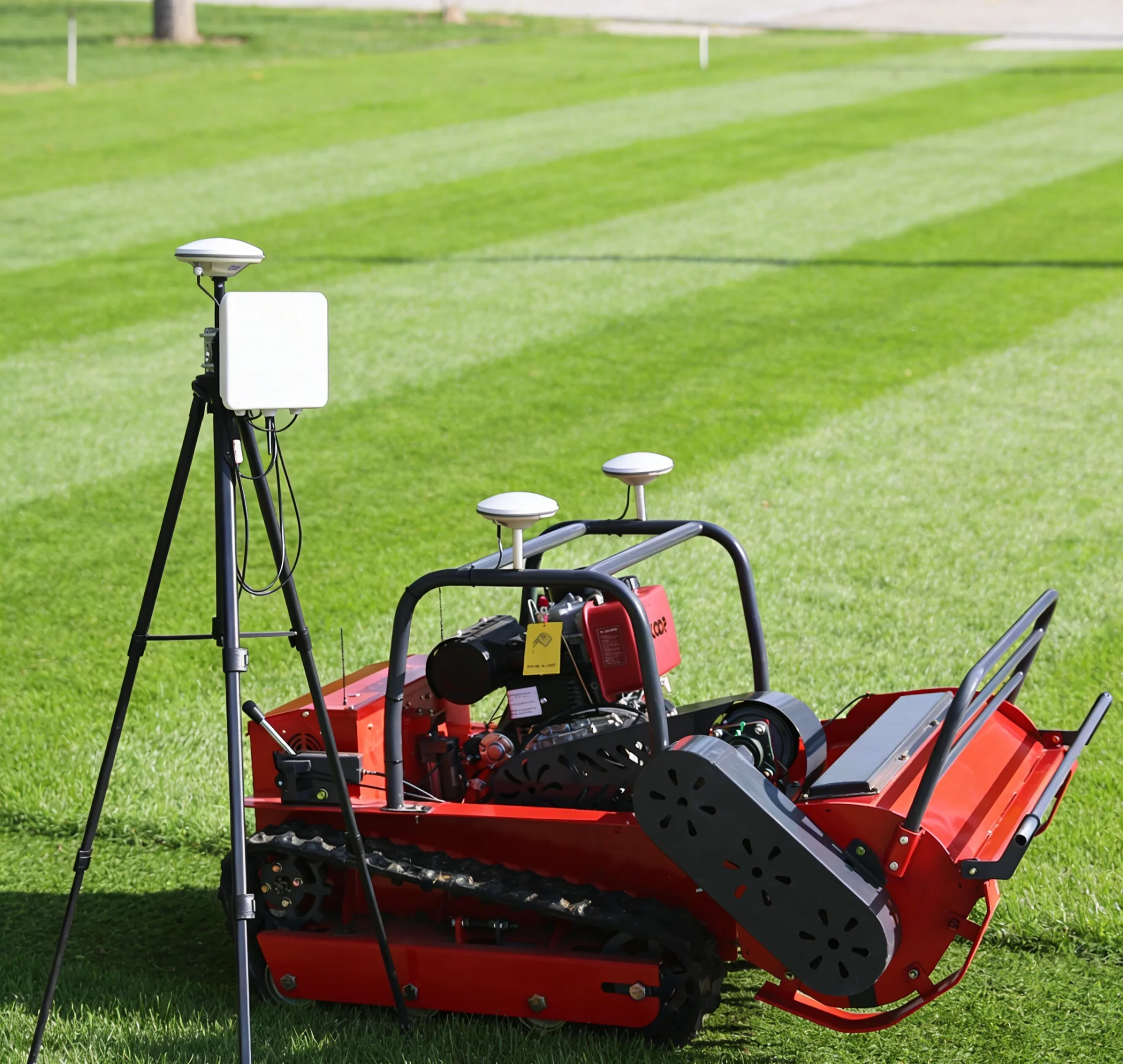 

Customized flail mower Hot-Selling Petrol Crawler Lawn Mower Remote Control Self-Propelled Hillside Grass Weeding Equipment