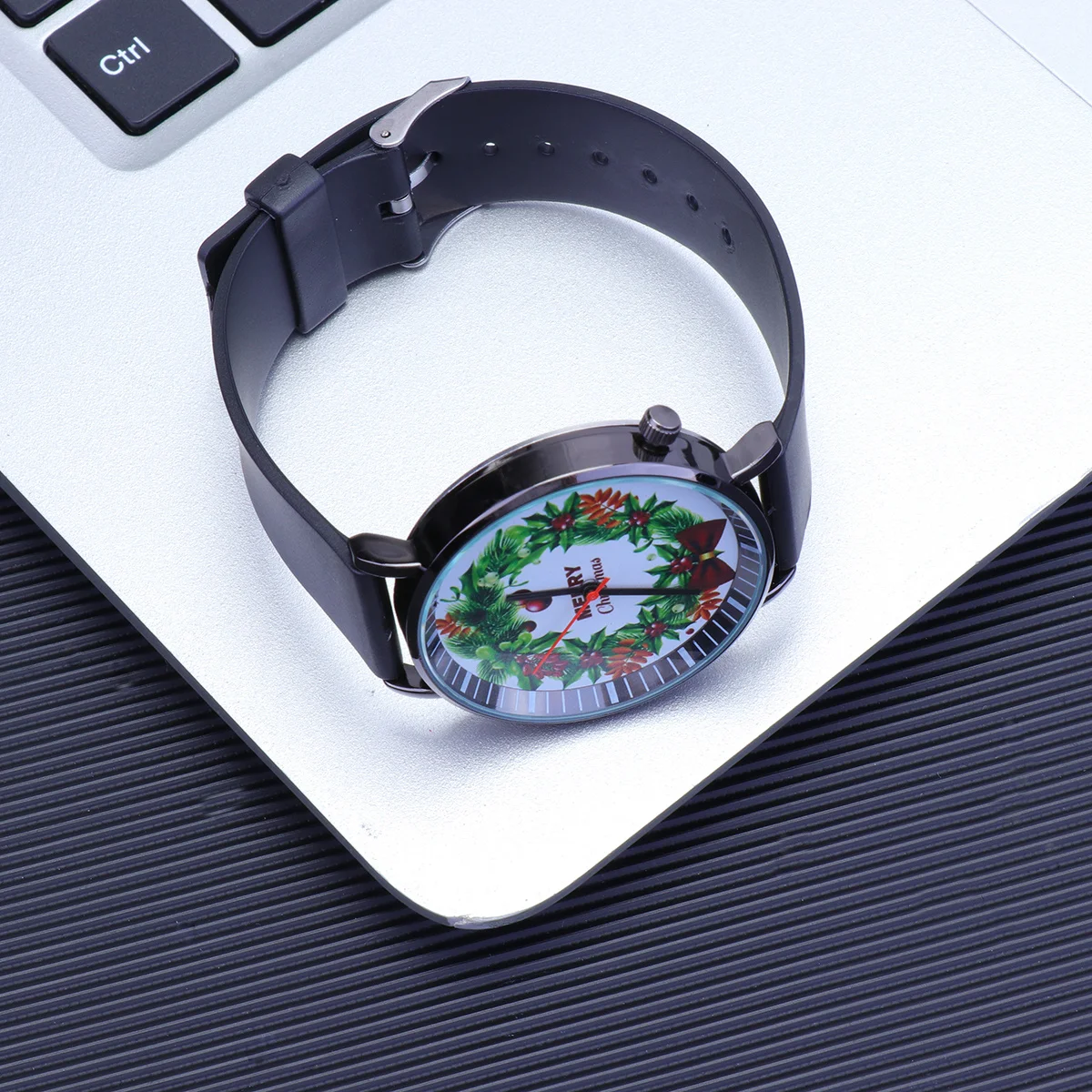 Montre à quartz sur le thème de la couronne de Noël, bracelet en plastique réglable et élégant, design simple, cadeau parfait pour la famille et les amis, anniversaire, nouveau