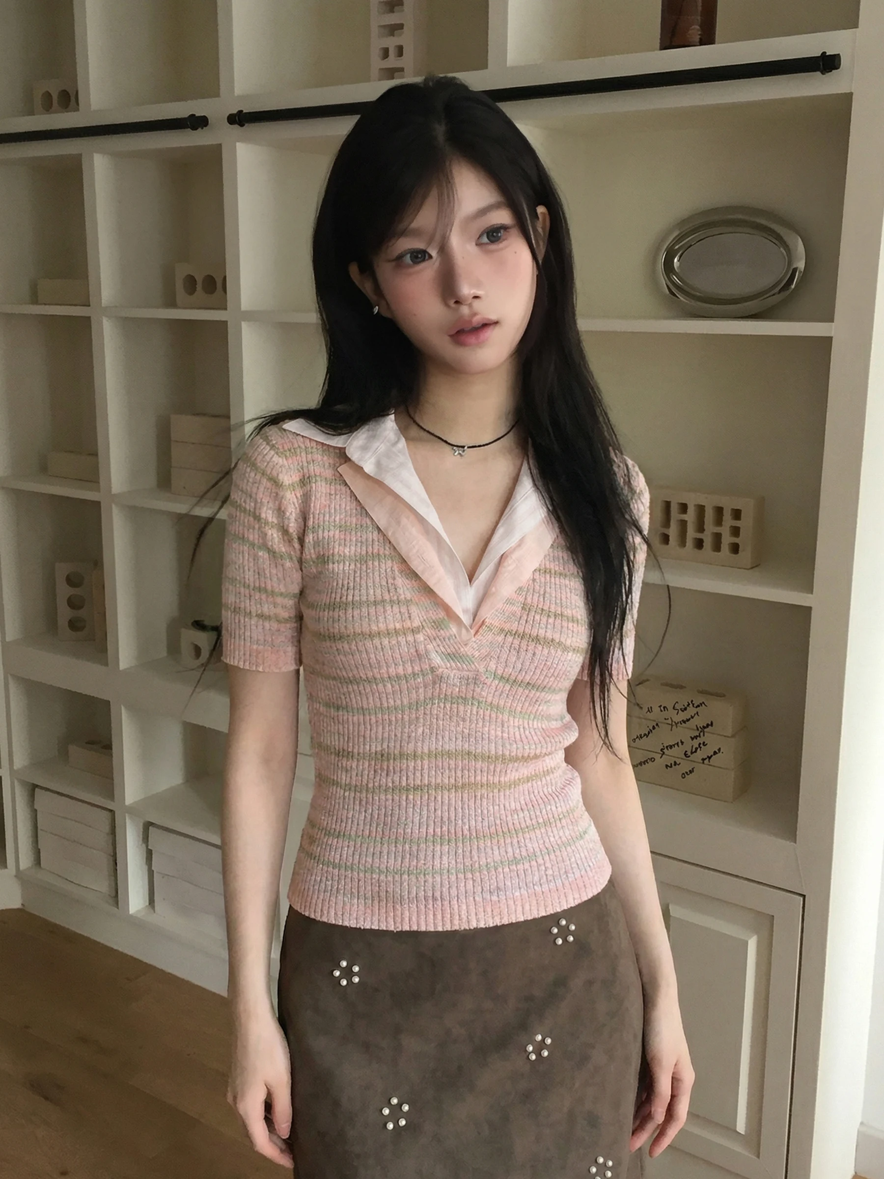 

Розовая полосатая футболка с V-образным вырезом и коротким рукавом, женская, весна-лето 2026, новая, с многослойным воротником, имитация двухслойности, в стиле кэжуал.