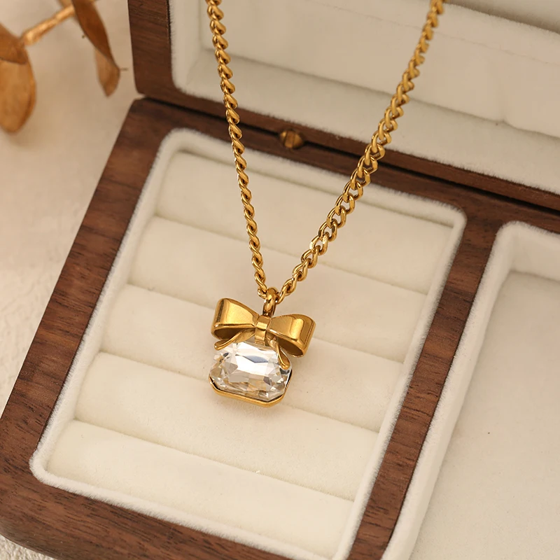 EILIECK Goldener Edelstahl-Schmuckset mit Schleife und Funkelnden Kristallen: Halskette, Armreif, Ohrringe, Ring - Trendiger Schmuck für Frauen als Geschenk – Detail 12