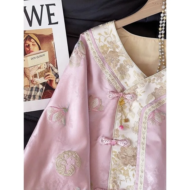 เสื้อโค้ทสไตล์จีนใหม่แบบหรูหราเบาๆ คอวี ปักลาย สำหรับผู้หญิง เสื้อและกระโปรงสไตล์จีนแบบใหม่ที่ได้รับการปรับปรุง