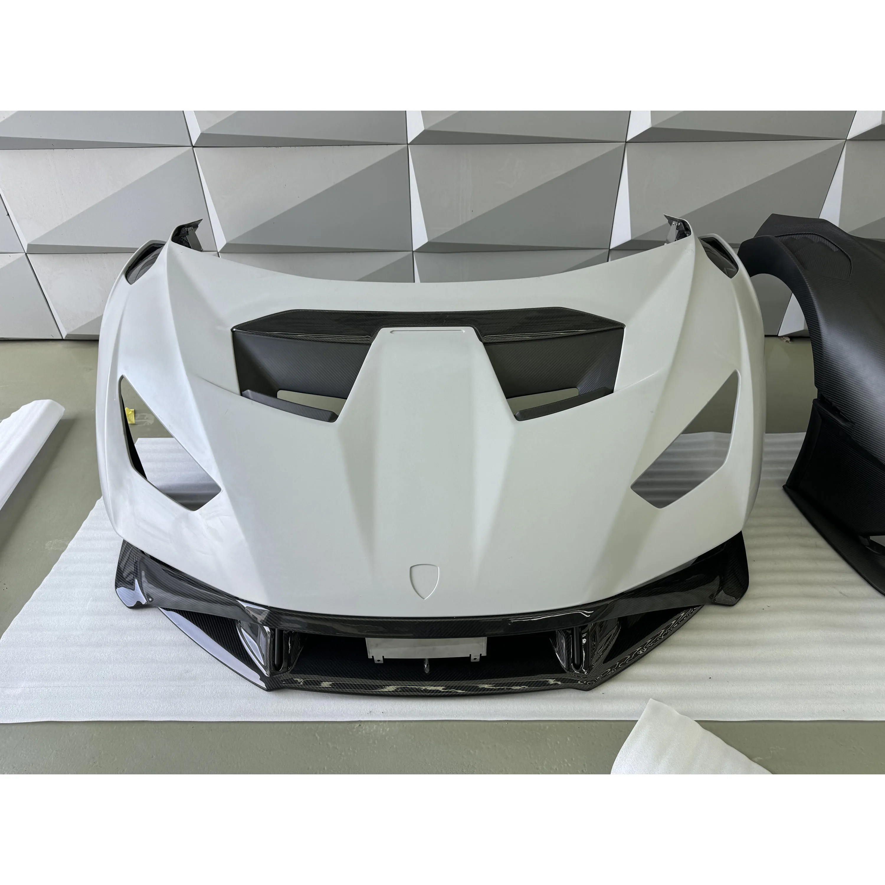 Lp610 updated to Lamborghini Huracan's Sto-style carbon fiber full body kit
