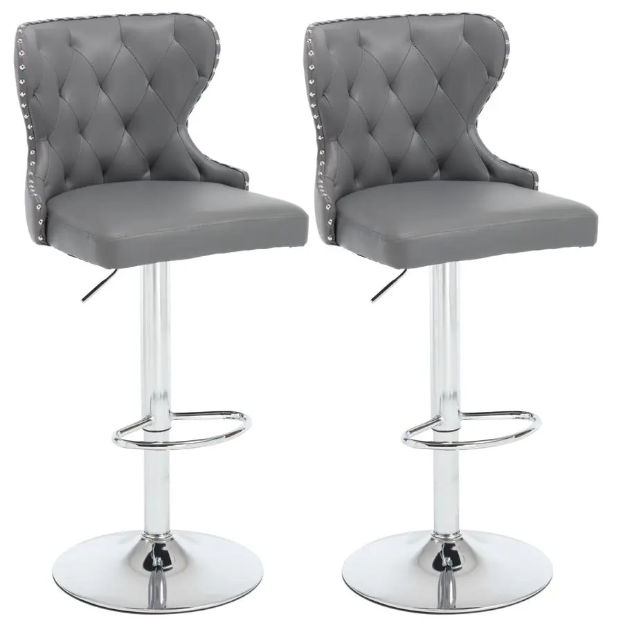 

из 2-х регулируемых поворотных барных стульев, стульев с обивкой из искусственной кожи, отделкой в виде гвоздя, серебряной подставкой для ног и высокой B