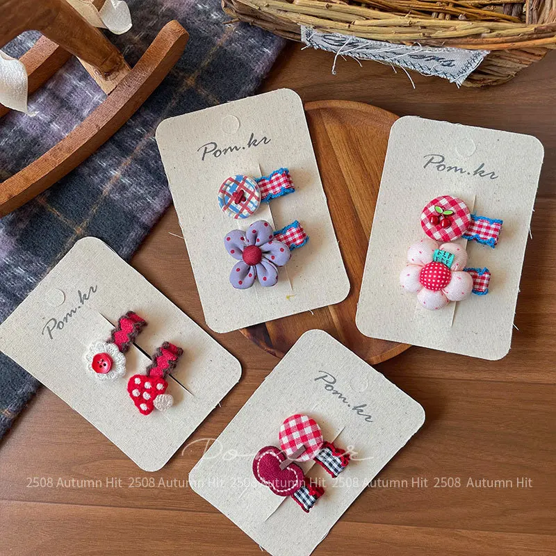 

Красные клетчатые заколки для волос с цветами, 2 шт., в корейском стиле, для детей и малышей, тканевые, для боковых прядей, нескользящие, мягкие, милые, для повседневного использования, аксессуар