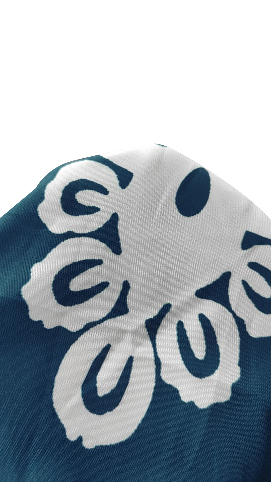 Vestido midi feminino com gola redonda e manga plissada azul e branco com estampa étnica em camadas e bainha solta