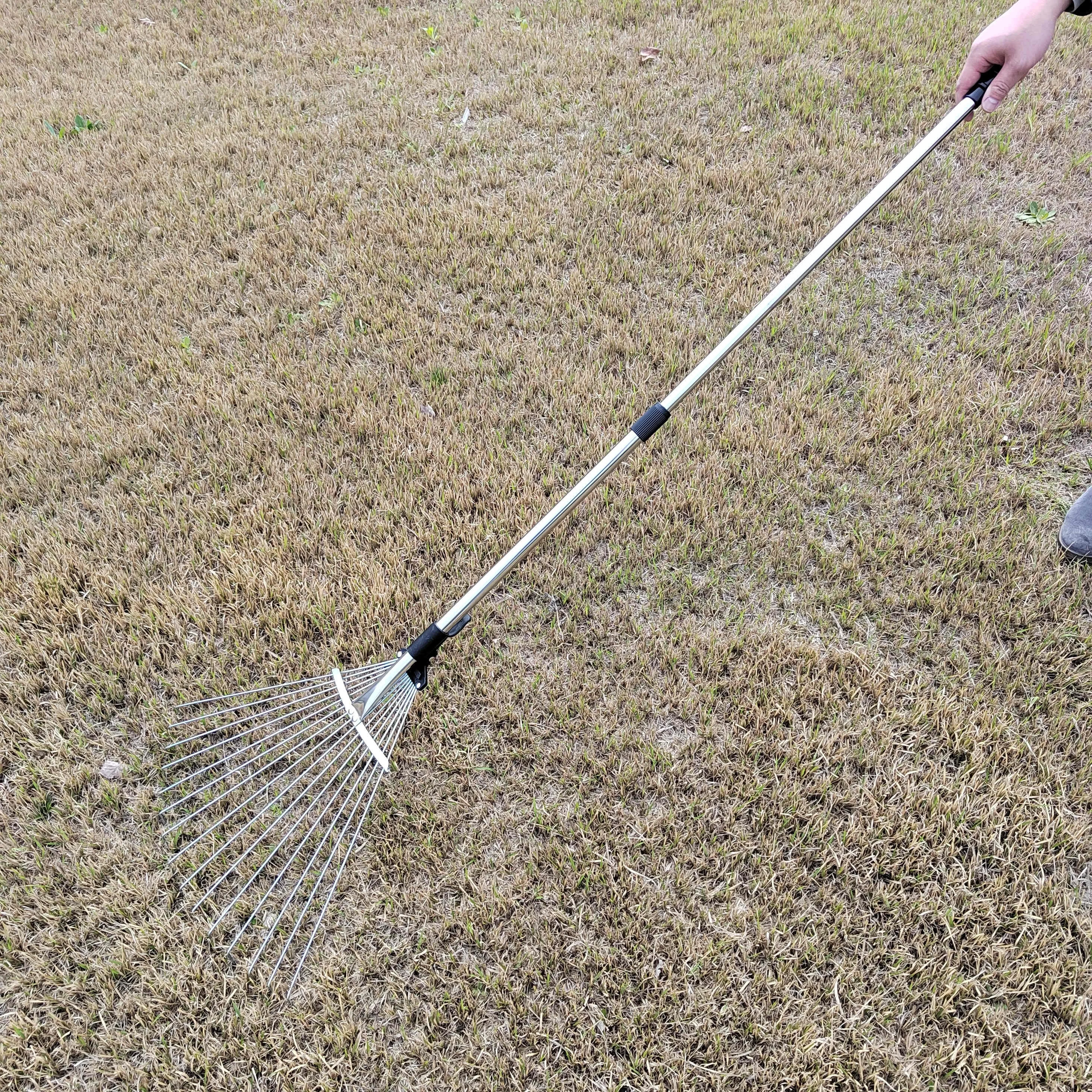 Adjustable Metal Garden Leaf Rake Telescopic Folding Lawn Rake Expandable Yard Rake for Flowers Bed Roof Yard Cleaning