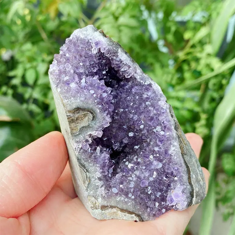 1 Stück Amethyst-Kristallcluster aus Uruguay | Tiefviolette Farbgeode, einzigartiges Probe für Sammlerstücke und pädagogische Nutzung – Detail 1