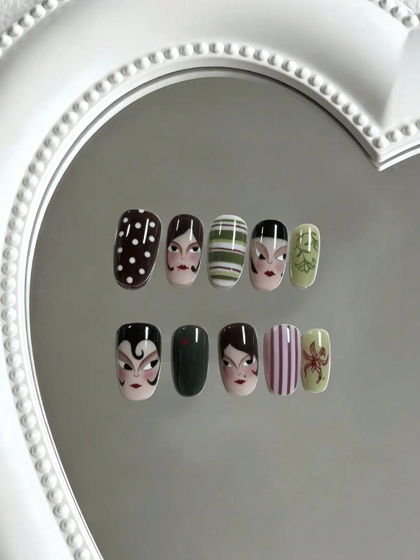 10 piezas de uñas postizas ovaladas cortas, con un esquema de colores vintage, con rostros pintados a mano, rayas, lunares y patrones de líneas vegetales, en un estilo artístico único, perfectas para chicas a la moda, salidas diarias y ocasiones artísticas, viene con pegamento de gel y lima de uñas.