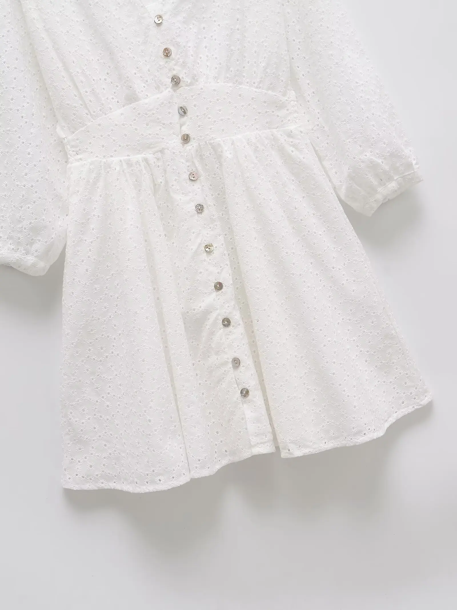 LIBIELIY Primavera Feminina Elegante Moda Estilo de Férias Algodão Recorte Bordado Cintura Com Decote Em V Mini Vestido